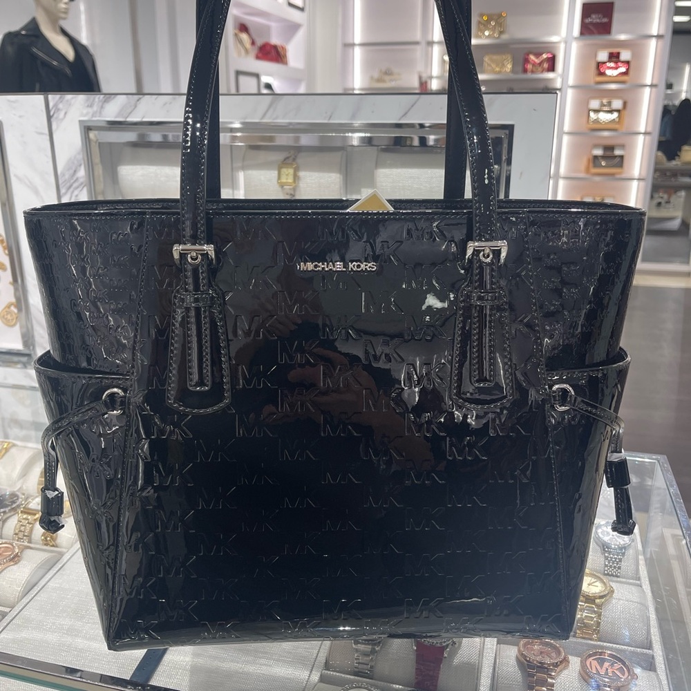 MICHAEL KORS Voyager Large Patent Logo Debossed EW Shoulder Tote Bag
Black 
NWT